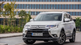 Zmienione na 100 sposobów Mitsubishi Outlander 2016 już w Polsce! BIZNES, Motoryzacja - W polskich salonach debiutuje właśnie najnowsza generacja jednego z najwyżej cenionych SUV-ów świata, Mitsubishi Outlandera.