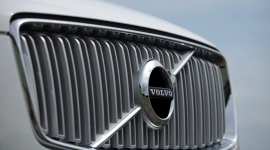 XC90 hitem sprzedaży w USA, sprzedaż globalna Volvo w górę o 12.6% BIZNES, Motoryzacja - Wzrost globalnej sprzedaży samochodów Volvo trwa. W październiku dostarczono do klientów 45,801 szwedzkich aut, czyli o 12.6% więcej niż rok wcześniej. Jest to zasługa świetnej sprzedaży flagowego modelu XC90 za Oceanem.