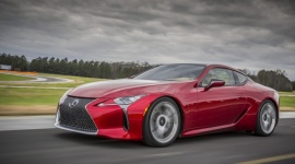 Lexus szacuje roczną sprzedaż modelu LC 500 na 6600 egzemplarzy BIZNES, Motoryzacja - Cytując przedstawicieli firmy Lexus, portal Wards Auto podaje, iż japoński producent luksusowych samochodów spodziewa się sprzedaży modelu LC 500 na poziomie 6600 sztuk, z czego 60% ma trafiać na rynek amerykański.