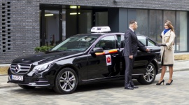 Mobilność w biznesie czyli VIP-owskie podróże służbowe BIZNES, Motoryzacja - Wraz z rozwojem technologicznym zmieniają się potrzeby przedsiębiorców. Stają się oni coraz bardziej mobilni, a to oznacza zapotrzebowanie na nowe usługi skrojone na miarę.