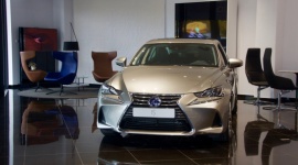 Nowy Lexus IS już w polskich salonach BIZNES, Motoryzacja - Nowy Lexus IS, zaprojektowany z myślą o Europejczykach luksusowy sedan po liftingu, zachwycił publiczność podczas niedawnych targów motoryzacyjnych w Paryżu. W salonach Lexusa w Polsce trwają jego przedpremierowe prezentacje.