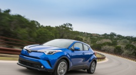 Toyota C-HR przebojem w Japonii BIZNES, Motoryzacja - Jak podaje japońska agencja Kyodo, pierwsze miejsce pod względem liczby sprzedanych samochodów zdobyła nowa Toyota C-HR, stając się pierwszym crossoverem na tej pozycji od 2007 roku.