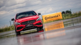 Continental partnerem cyklu szkoleń bezpiecznej jazdy Mercedes-Benz Safety Expe BIZNES, Motoryzacja - Continental Opony Polska został partnerem cyklu szkoleń Mercedes-Benz Safety Experience. Jednodniowe kursy będą odbywać się w lipcu oraz w sierpniu na Torze Autodrom Jastrząb, Torze Bednary i Torze Modlin. W pilotażowej edycji weźmie udział blisko 530 osób.