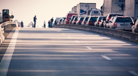 Prawie 100 wypadków każdego dnia wakacji BIZNES, Motoryzacja - Wakacje to zazwyczaj czas największej liczby wypadków drogowych. Nie inaczej było w ostatnich miesiącach. Z danych policji wynika, że od czerwca do 29 sierpnia doszło w kraju do prawie 8,7 tys. wypadków - to średnio prawie 100 zdarzeń każdego dnia.