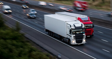 Czym jeżdżą polscy kierowcy ciężarówek? , - Polskie firmy transportowe dynamicznie rozwijają swoje floty ciężarówek. Tylko w pierwszej połowie bieżącego roku zarejestrowano w naszym kraju o 12% więcej tego typu pojazdów, niż w analogicznym okresie roku poprzedniego[1]. Nasi przewoźnicy dysponują również jednymi z najbardziej ekologicznych pojazdów — normy Euro 6 spełnia prawie 100 tysięcy  ciężarówek w polskich firmach transportowych, a niewiele mniej, bo prawie 80 tysięcy spełnia normę Euro 5[2]. Sprawdziliśmy stan floty transportu drogowego w Polsce oraz kto jeździ polskimi ciężarówkami.