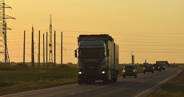 Jak Europa poradzi sobie z brakiem rąk do pracy? , - Według Międzynarodowej Unii Transportu Drogowego (IRU) deficyt kierowców może sięgnąć nawet 40 proc., a 21 proc. stanowisk pracy w Europie jest nieobsadzonych.[1] Problem ten potwierdzają także wyniki najnowszego badania Ogólnopolskiego Centrum Rozliczania Kierowców. Ponad połowa respondentów ma problem ze znalezieniem rąk do pracy. Okazuje się, że dla rodzimych przewoźników stanowi to obecnie największe wyzwanie. Jeśli rocznie z zawodu odchodzi 25 tysięcy osób[2], a już teraz brakuje około 100 tysięcy fachowców, przyszłość transportu drogowego rysuje się w ciemnych barwach. Średni wiek kierowcy zawodowego to 42 lata[3], a młodych jest jak na lekarstwo. To nie jest bolączka tylko polskiej gospodarki, a problem międzynarodowy. Skoro 80 proc. transportu towarów odbywa się poprzez przewozy drogowe, to kto będzie jeździł w Europie za dziesięć lat?