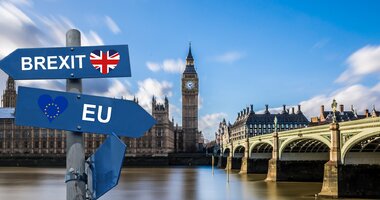 Unia Europejska nie przygotuje przedsiębiorców na brexit , - 138 milionów funtów będzie kosztować kampania informacyjna, która ma pomóc między innymi przedsiębiorcom przygotować się na utrudnienia związane z tak zwanym twardym brexitem[1]. Daily Telegraph określił tę akcję jako największe tego typu działanie od czasów drugiej wojny światowej. Dodatkowo brytyjski rząd ma przeznaczyć jeszcze w tym roku budżetowym 4,2 miliarda funtów na zwiększenie liczby funkcjonariuszy straży granicznej i służby celnej, a także na wsparcie właścicieli firm, które mogą ucierpieć na bezumownym wyjściu z Unii Europejskiej. Jednak czy to wystarczy, by uniknąć chaosu legislacyjnego i ekonomicznej zapaści?