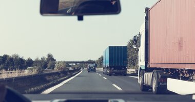 Busy na europejskich drogach, czyli kolejne zmiany w transporcie lekkim , - 111 tysięcy 611 sztuk ciężarówek i samochodów dostawczych zostało zarejestrowanych w 2018 roku, z czego 82 tysiące 104 pojazdy to sektor transportu lekkiego. Zatem według Centralnej Ewidencji Pojazdów i Kierowców więcej niż 73 proc. wpisanych do rejestru samochodów służących do przewożenia towarów to busy[1]. Co więcej, jest to o 12,82 proc. więcej niż rok wcześniej. Czy popyt na firmy przewozowe z flotą o dopuszczalnej masie ciężkości do 3,5 tony rośnie, czy to odpowiedź rynku na brak kierowców zawodowych z kwalifikacjami do prowadzenia ciężarówek? Przyjrzeliśmy się z bliska trendom, które będą kształtować ten sektor w najbliższych latach.