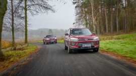 Nowy SsangYong Korando BIZNES, Motoryzacja - Tym razem SsangYong ma przyjemność zaprezentować swój kultowy SUV KORANDO w nowej odsłonie. Już sam wygląd nowego KORANDO przyciąga uwagę. Samochód emanuje siłą oraz energią i zapewnia doskonałą dynamikę jazdy, która sprosta najśmielszym oczekiwaniom.