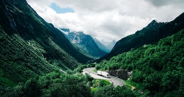 Brak kierowców i co dalej? Cyfryzacja zamiesza na rynku pracy w branży transportowej , - Dwieście tysięcy – tylu kierowców zawodowych ma według PwC zabraknąć w Polsce już za dwa lata. Możliwości wsparcia w wyjściu z tej sytuacji branża dostrzega w cyfryzacji. Potwierdza to analiza McKinsey & Company, która wskazuje transport i spedycję jako ten sektor gospodarki, który ma największy potencjał automatyzacji. Ale żeby nie wylać dziecka z kąpielą, już dzisiaj firmy powinny zadbać także o strategię pozyskiwania talentów IT.