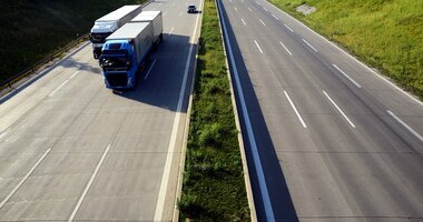 GBOX Assist 3.0 od Grupy INELO – nowoczesne spojrzenie na telematykę , - Nieprzerwanie rozwijająca się branża transportowa wymaga nowoczesnych rozwiązań, które sprostają wymaganiom, przewoźników oraz kierowców. Grupa INELO, lider w zakresie dostarczania innowacyjnych technologii dla transportu, wychodzi naprzeciw potrzebom sektora TSL prezentując nowy wymiar telematyki, który pomaga użytkownikom generować oszczędności zarówno paliwa oraz czasu, a co za tym idzie – minimalizować koszty.  GBOX Assist 3.0 to urządzenie oparte na systemie Android 9.0 umożliwiające jeszcze sprawniejsze wykonywanie przewozów poprzez szybsze i dokładniejsze działanie.