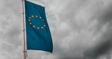 Pakiet mobilności przyjęty w Parlamencie Europejskim. 38 proc. przewoźników niepokoi się konsekwencjami , - Polscy przewoźnicy są zgodni. Największym wyzwaniem dla branży transportowej w ciągu najbliższych dwóch lat jest spowolnienie gospodarcze w Europie. Przekonanie to wyraziło ponad 90 proc. respondentów badania Inelo. Na kolejnych miejscach, z niemal taką samą liczbą wskazań znalazło się „rozumienie polskiego prawa” (40 proc.), a następnie pakiet mobilności (38 proc.). Co ciekawe, rodzimi przedsiębiorcy w większości nie śledzą na bieżąco informacji o nowych zapisach europejskiego prawa drogowego, a zapytani o największe obawy dotyczące pakietu mobilności wskazują zwiększenie obowiązków administracyjnych (41 proc.). Tymczasem 8 lipca w Parlamencie Europejskim odbyło się głosowanie, w wyniku którego pakiet mobilności został przyjęty bez poprawek. To ostatni krok do zatwierdzenia przepisów niekorzystnych w szczególności dla polskich przedsiębiorców. Co warto wiedzieć o pakiecie mobilności?