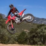 Honda CRF450R z serii 2021 fabrycznie wyposażona w opony Dunlop Geomax MX-33