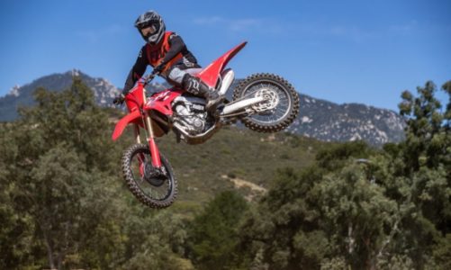 Honda CRF450R z serii 2021 fabrycznie wyposażona w opony Dunlop Geomax MX-33