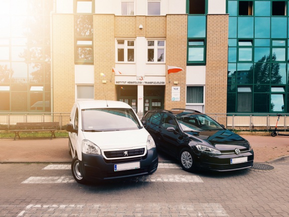 Arval bezpłatnie użycza samochody placówkom medycznym na Mazowszu